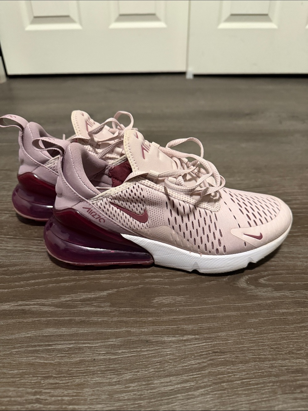 Nike Women’s Air270 Pink Sneakers with Burgundy - Picture 4 of 8